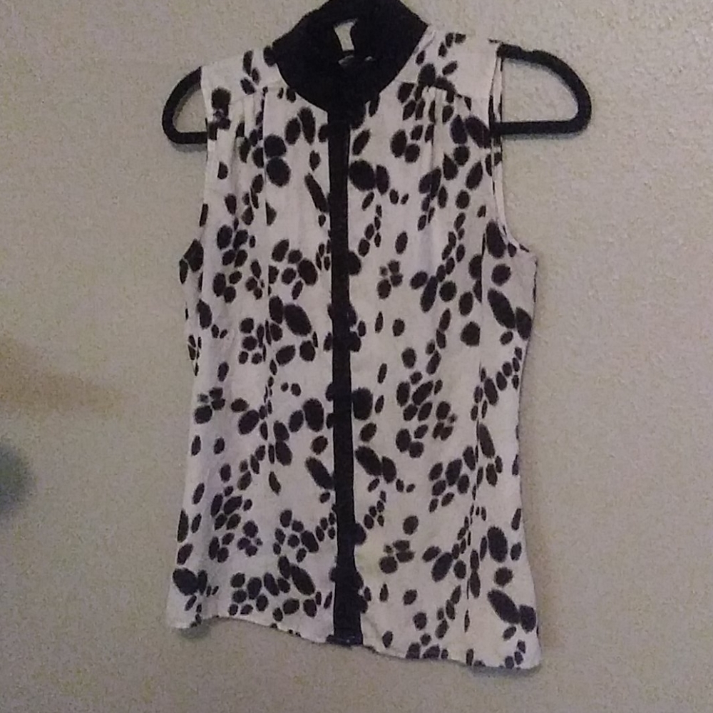 Worthington sleeveless black/white blouse
